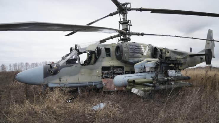 Một chiếc trực thăng Ka-52 được nhìn thấy ở khu vực ngoại vi thủ đô Kiev. Ảnh: AP.