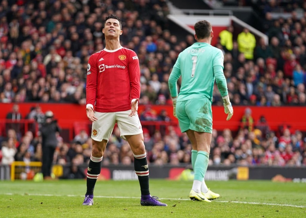 Cú sút dội cột dọc ngay phút thứ 4 của Cristiano Ronaldo như báo hiệu một ngày thi đấu đen đủi cho MU. (Ảnh: Getty)