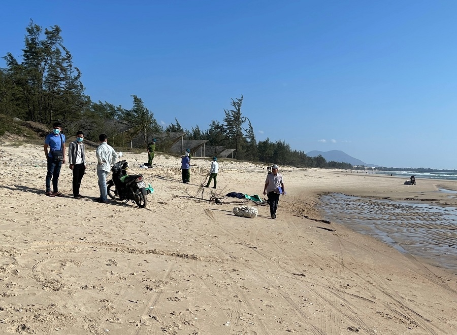 hai thieu nu thuong vong tren bo bien binh thuan hinh anh 1