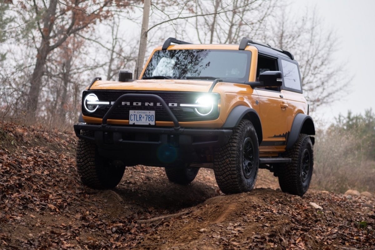 Bên cạnh Bronco Sport, Ford cũng giới thiệu một mẫu SUV mới khác trong năm nay với tên gọi đơn giản là Bronco. Được thiết kế để đối đầu với Jeep Wrangler, Ford đã cung cấp cho Bronco tất cả những gì có thể phù hợp với địa hình bao gồm khoảng sáng gầm xe ấn tượng 11.6 inch (tương đương 29,4 cm) ở các cấp độ trang trí Wildtrak. Ngay phía sau là chiếc Rubicon với khoảng sáng gầm xe 10.8 inch (tương đương 27,4 cm). Bronco có hệ thống treo cố định, không thể điều chỉnh so với bất kỳ loại xe nào trong danh sách này.