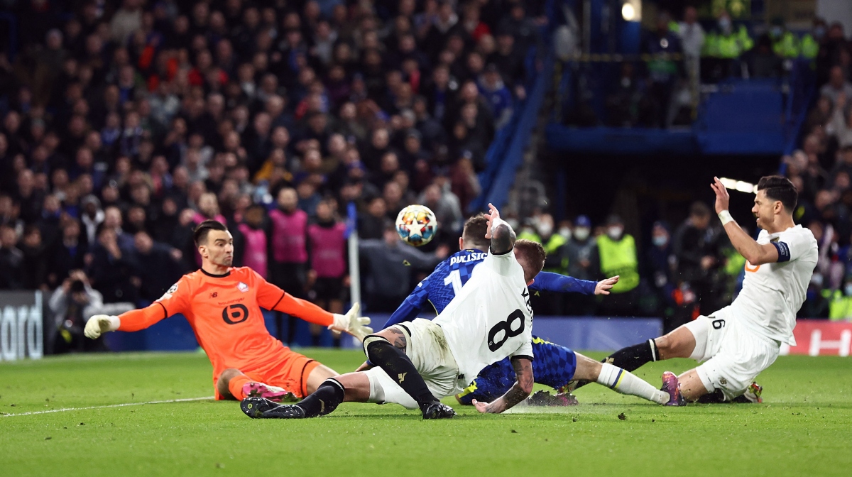 Pulisic đánh bại thủ môn Jardim trong pha đối mặt. (Ảnh: Reuters)