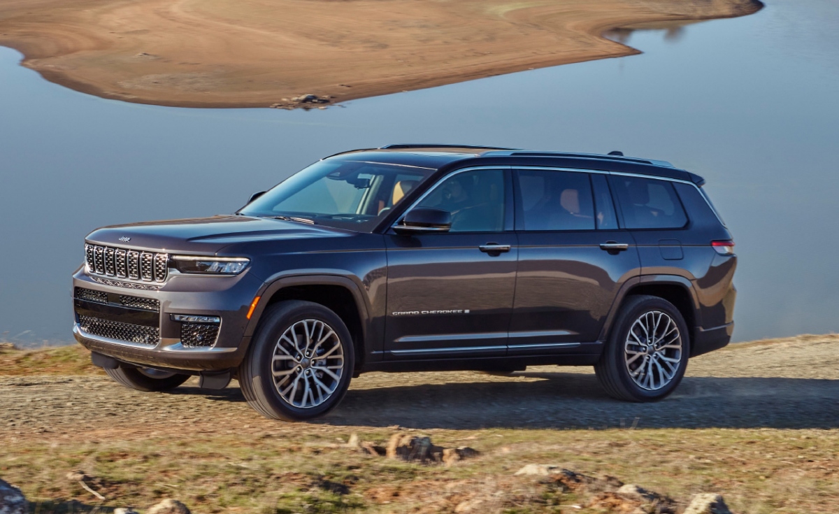 Mới được giới thiệu trong năm nay, Jeep Grand Cherokee L là phiên bản mở rộng của Grand Cherokee, được thiết kế để tối ưu hóa việc trở khách và hàng hóa. Không giống như hầu hết các dòng Jeep khác, không có phiên bản Trailhawk của mẫu SUV này. Thay vào đó, chiếc Summit Reserve vinh dự sở hữu khoảng sáng gầm xe cao nhất nhờ hệ thống treo khí nén có thể nâng xe lên đến 10.9 inch (tương đương 27,6 cm). GMC Yukon AT4 là chiếc cao nhất tiếp theo ở mức 10.0 inch (tương đương 25,4 cm). Không quá kém cạnh, chiếc Toyota Sequoia có kích thước từ 9.9 đến 10.0 inch (tương đương 25,1-25,4 cm), theo sau là Ford Expedition với 9.8 inch (tương đương 24,9 cm).