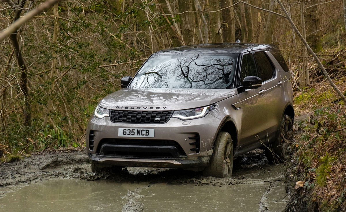 Land Rover Discovery có hệ thống treo khí nén có thể nâng khoảng sáng gầm lên tới 11.1 inch (tương đương 28 cm) - hơn cả chiếc Jeep Wrangler Rubicon. Con số này cũng hơn những người anh em xa xỉ khác đến từ Range Rover, với R.R. Sport được giới hạn ở mức 10.9 inch (tương đương 27.6 inch) và R.R. Velar ở mức 9.9 inch (tương đương 25 cm).