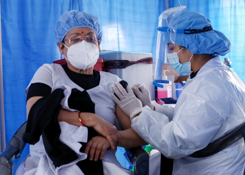 Nhân viên y tế tiêm mũi vaccine tăng cường cho người dân tại bệnh viện Patan, quận Lalitpur, Nepal (Ảnh: ANI)