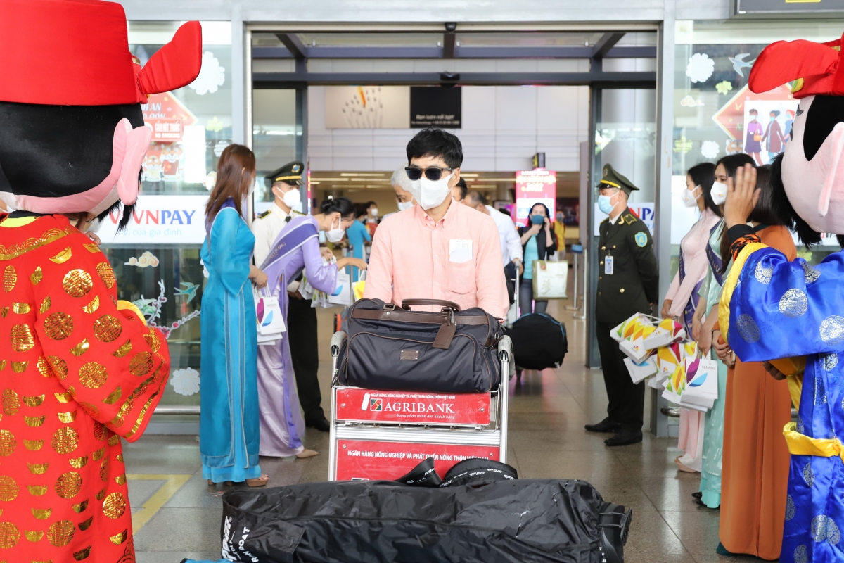 Đà Nẵng đón 230 du khách “xông đất” thành phố