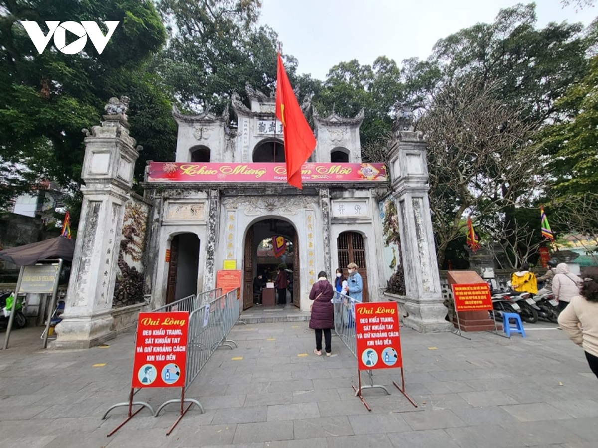 Đình chùa, di tích ở Hà Nội đông đúc ngày mở cửa trở lại