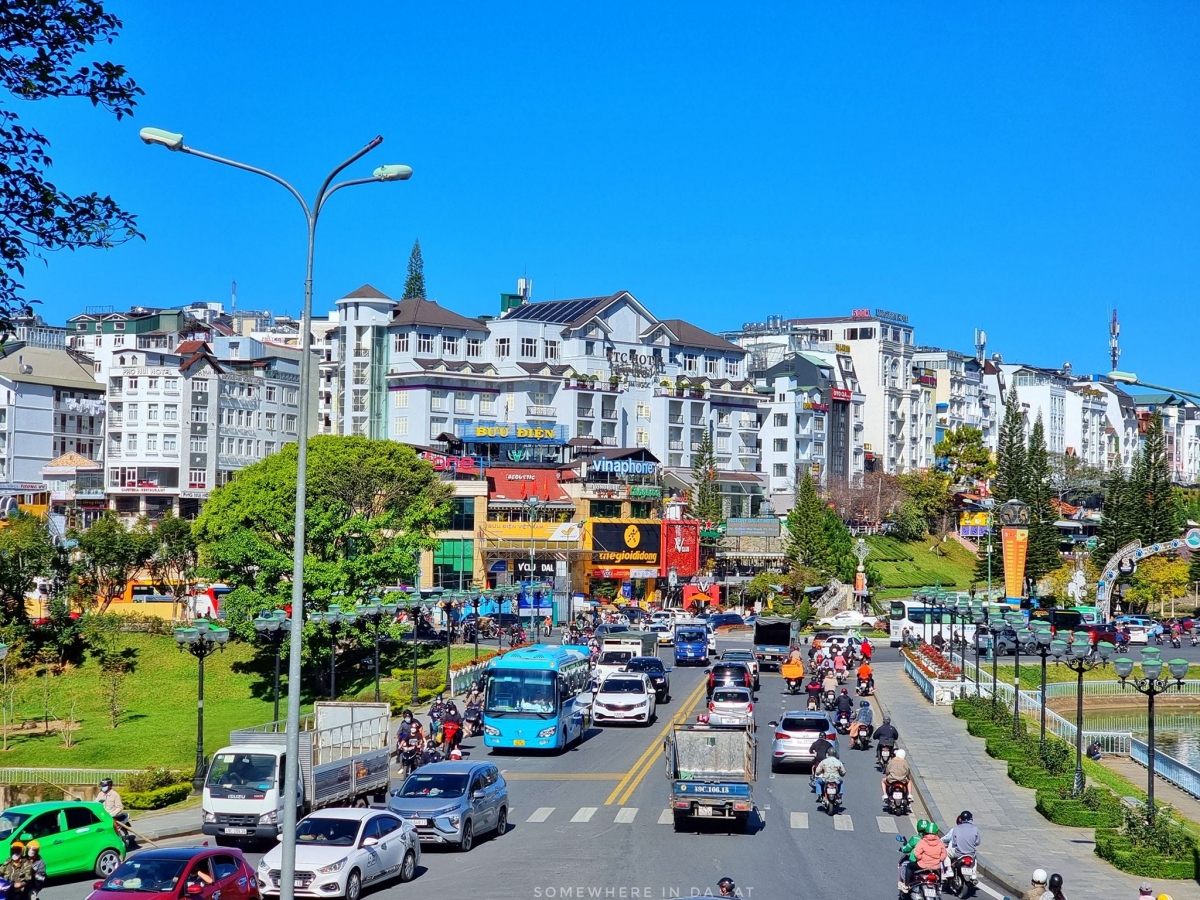 da lat city packed with visitors celebrating lunar new year holiday picture 1