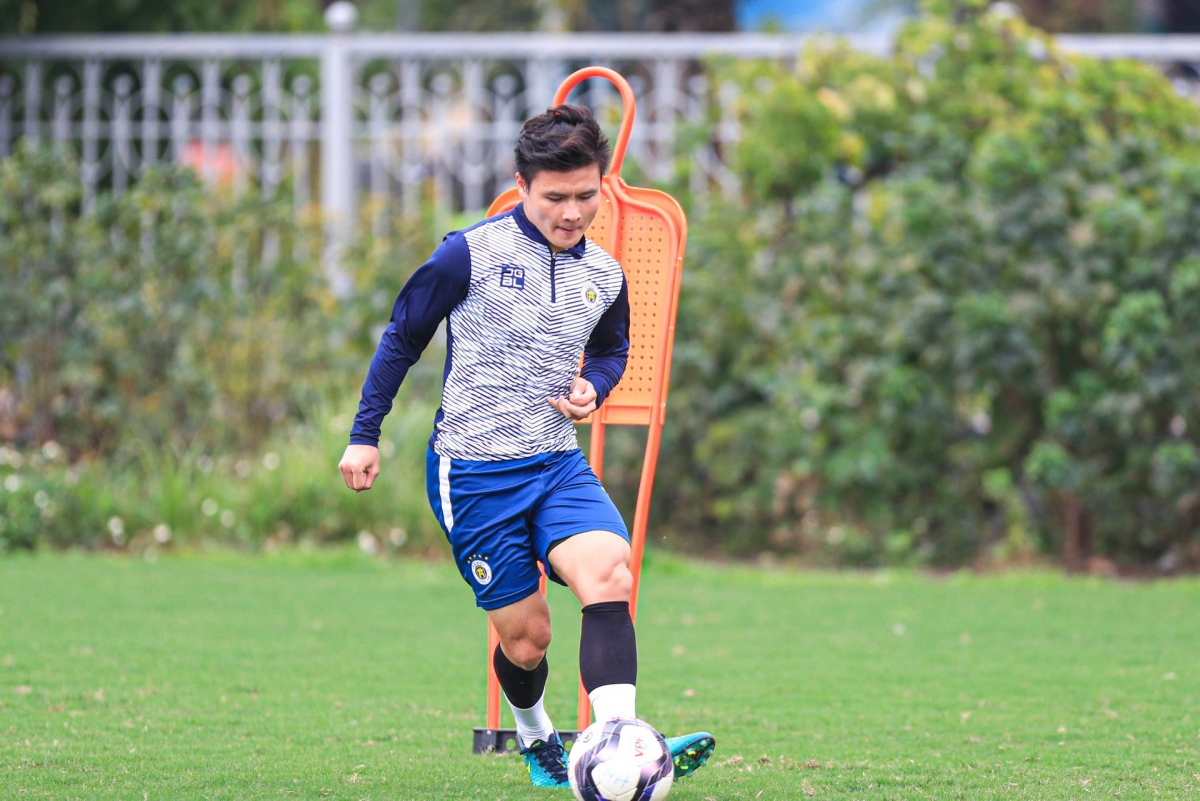 quang hai, hung dung tro lai tap luyen cung ha noi fc sau ky nghi tet hinh anh 1