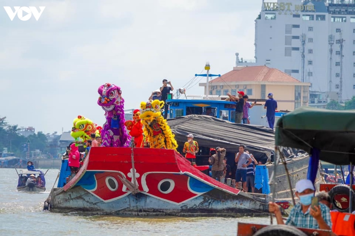 can canh hang tram tau thuyen lam le hoi cau may doc dao tren song hau hinh anh 8