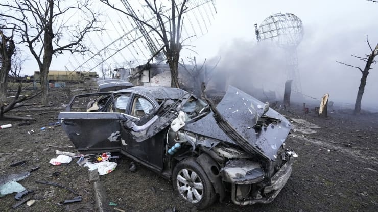 Một chiếc ô tô bị phá hủy ở ngoại ô Mariupol, Ukraine. Ảnh: AP.