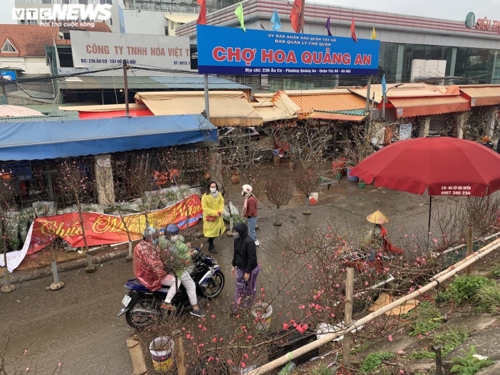 Với nhiều người Hà Nội, cúng rằm tháng Giêng không thể thiếu hoa đào. Chính vì thế, dịp rằm tháng Giêng hàng năm từ lâu đã được được coi như cái Tết thứ hai của người trồng đào Nhật Tân.