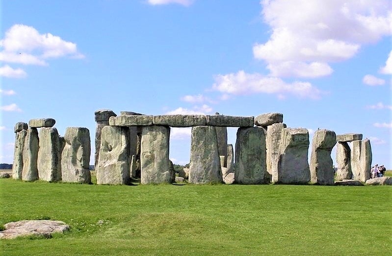 Stonehenge (Vương quốc Anh): là một di tích thời tiền sử, được xây dựng vào khoảng giữa năm 3000 và năm 2000 trước Công nguyên. Stonehenge thực tế là một vòng gồm những tảng đá có kích thước khác nhau. Lý do hay mục đích của vòng đá này vẫn là điều bí ẩn. Một số người cho rằng cho rằng, Stonehenge có thể là một ngôi mộ cổ.