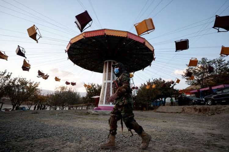 afghanistan taliban cam mang sung khi den choi o cong vien giai tri hinh anh 1