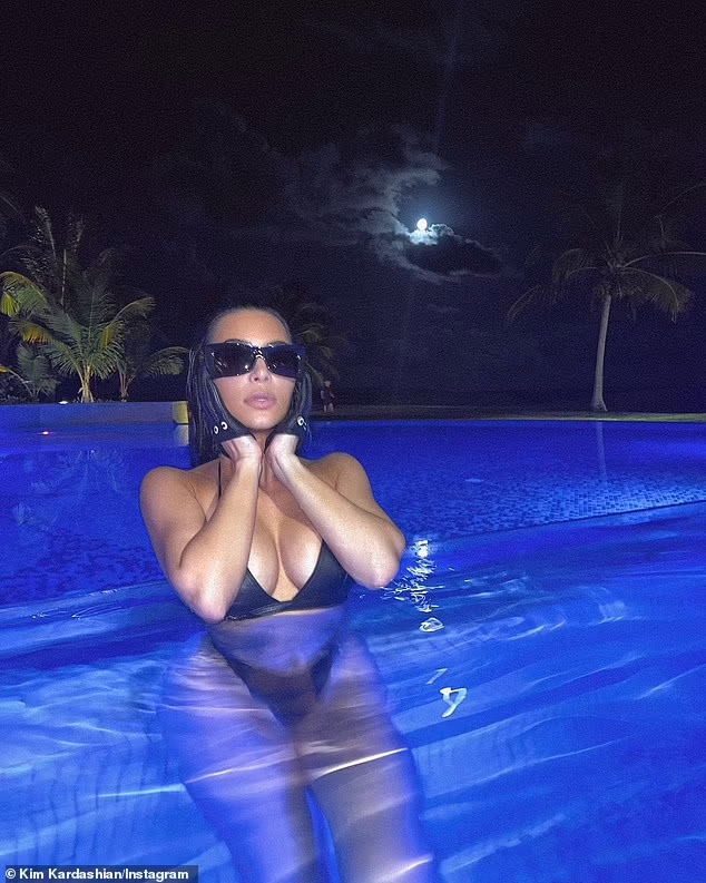 kim kardashian dien bikini goi cam ben be boi hinh anh 3