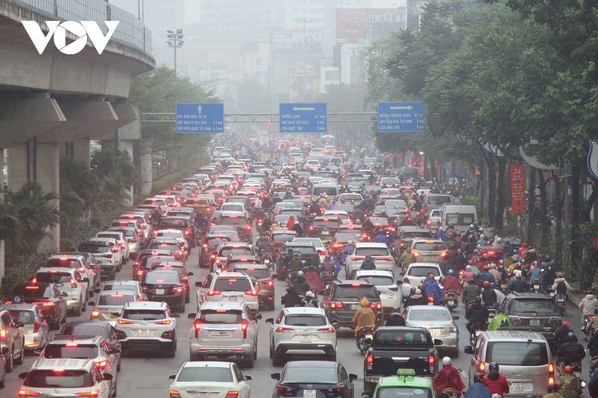 first working day after tet leaves crowded streets throughout hanoi picture 3