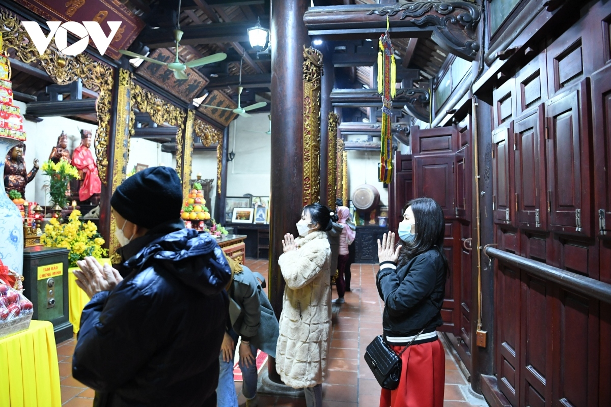 hanoians visit pagodas on lunar new year s eve picture 4