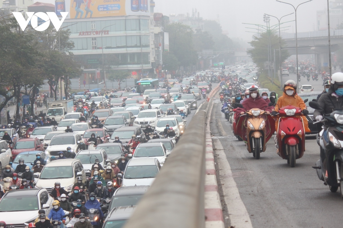 first working day after tet leaves crowded streets throughout hanoi picture 4