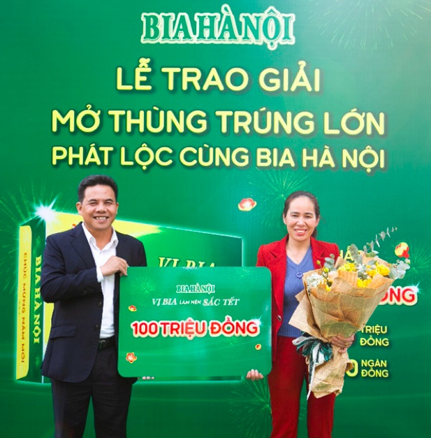 Lãnh đạo Bia Hà Nội trao tặng giải thưởng 100 triệu đồng tiền mặt cho khách hàng trúng thưởng.