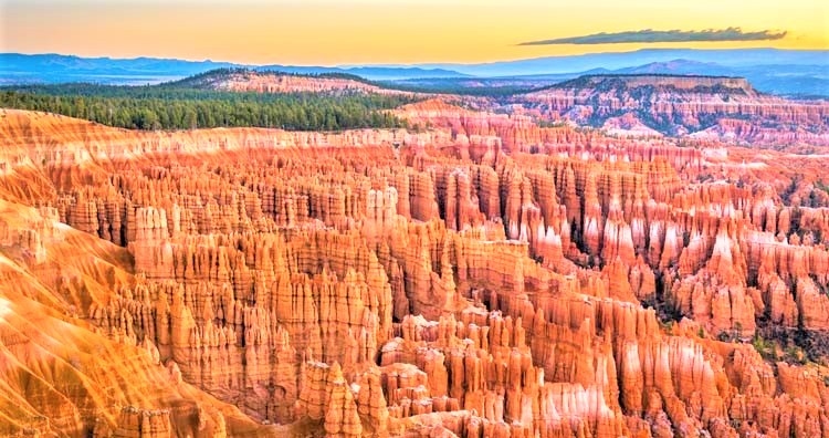 Hoodoos, Mỹ: Các thành tạo đá tại Vườn quốc gia Bryce Canyon có tên “Hoodoos” trông giống như một mô hình địa chất nhân tạo nhưng thực chất là những cột đá trầm tích được kết hợp giữa màu đỏ, cam và trắng không đều. Khu vực này có khí hậu lục địa với mùa hè ấm áp và khô ráo, nhiệt độ thấp nhất trong những tháng mùa đông là âm 17 độ C.