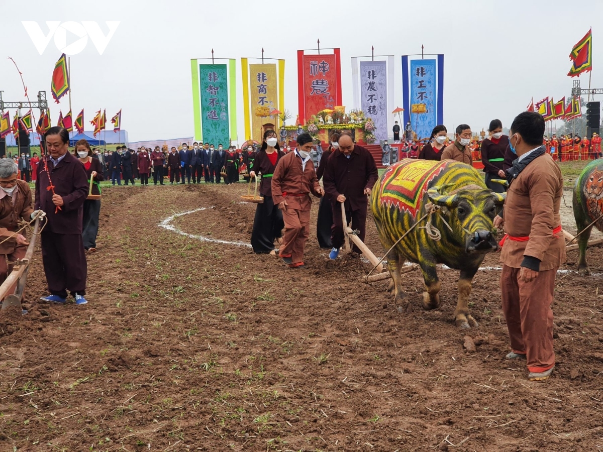 president phuc attends tich dien ploughing festival picture 4