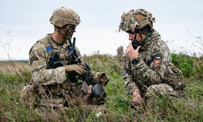 Binh sĩ Mỹ (trái) và Ukraine (phải) trong cuộc diễn tập gần Yavoriv ngày 25/9. Ảnh: US Army.