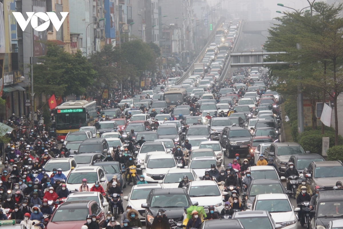 first working day after tet leaves crowded streets throughout hanoi picture 5