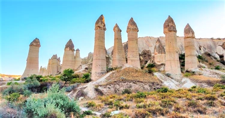 "Ống khói cổ tích", Thổ Nhĩ Kỳ: “Ống khói cổ tích” là những cột đá hình cây nấm, khẳng khiu nhô lên khỏi mặt đất được hình thành qua hàng triệu năm ở Anatolia, Thổ Nhĩ Kỳ. Phần mềm hơn của cột đã bị bào mòn bởi quá trình xói mòn, còn phần cứng hơn vẫn còn nguyên tạo nên những "ống khói" cao tới 37 m. 