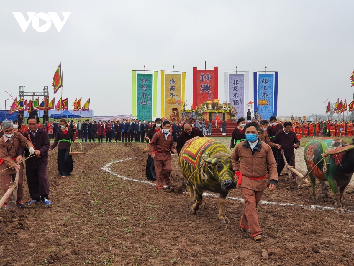president phuc attends tich dien ploughing festival picture 5