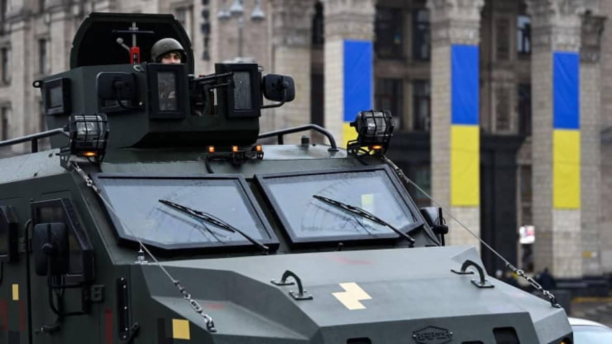 Xe quân sự của Ukraine ở thủ đô Kiev. Ảnh: CNBC