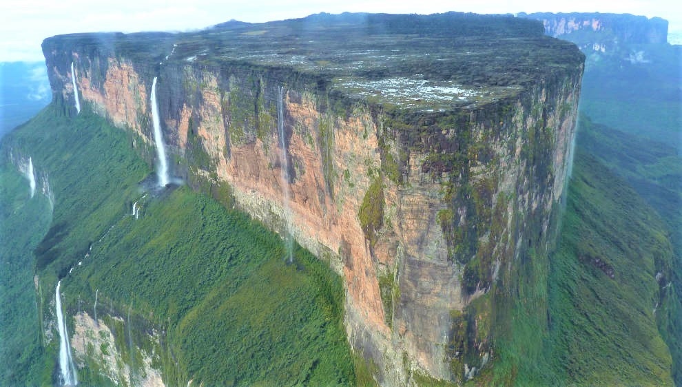 Núi Roraima, Venezuela: Núi Roraima là một ngọn núi với những vách đá cao 400m ở cả bốn phía, là điểm phân biệt ba quốc gia Venezuela, Brazil và Guyana. Nó nằm ở góc phía nam của Venezuela và là một phần của Vườn quốc gia Canaima. Các dãy núi trong đó có Roraima là một trong những thành tạo địa chất lâu đời nhất được biết đến - hai tỷ năm. Đây cũng là nơi có một số thác nước cao nhất thế giới, cũng là nguồn cảm hứng đằng sau cái tên "Thác Thiên đường" trong bộ phim Up của Pixar.