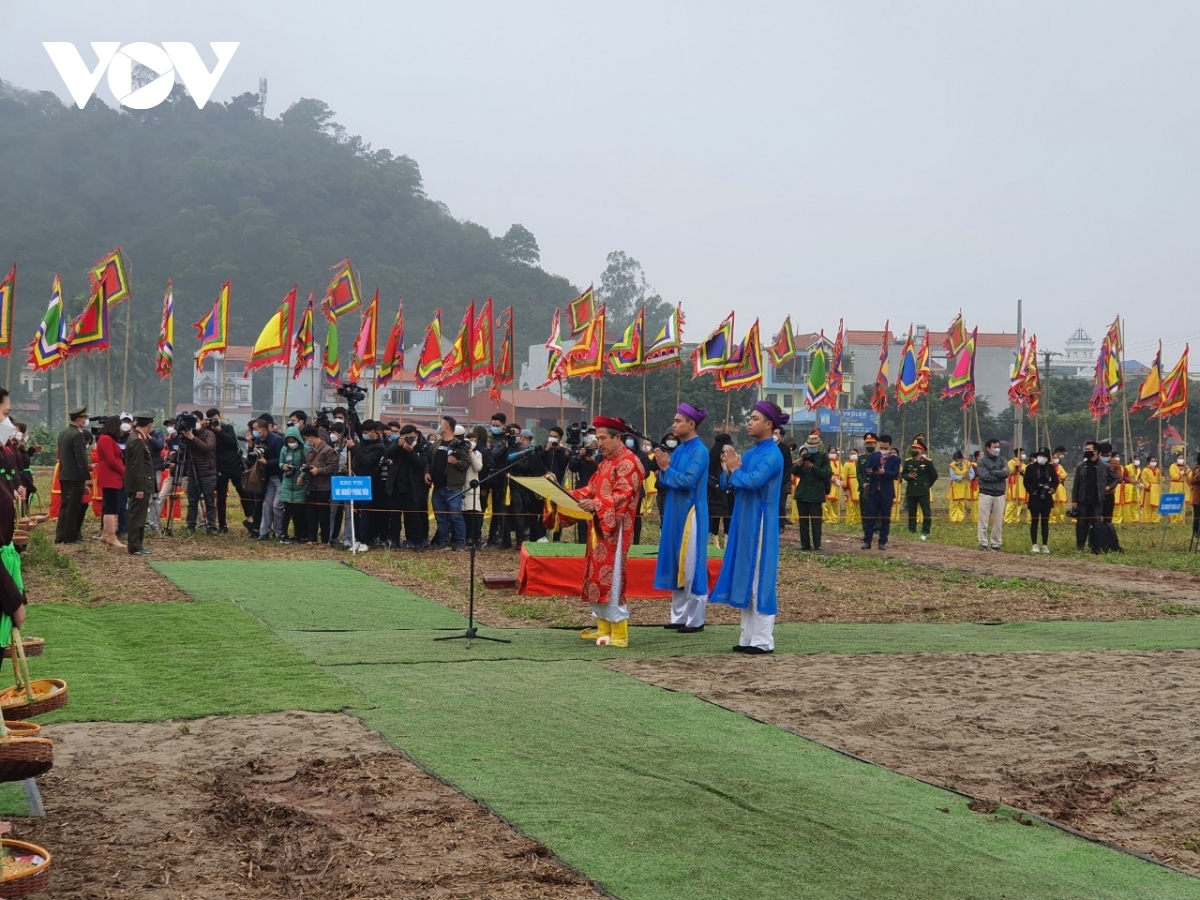 president phuc attends tich dien ploughing festival picture 7