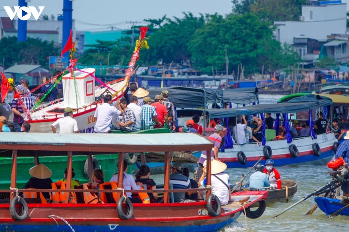 can canh hang tram tau thuyen lam le hoi cau may doc dao tren song hau hinh anh 7