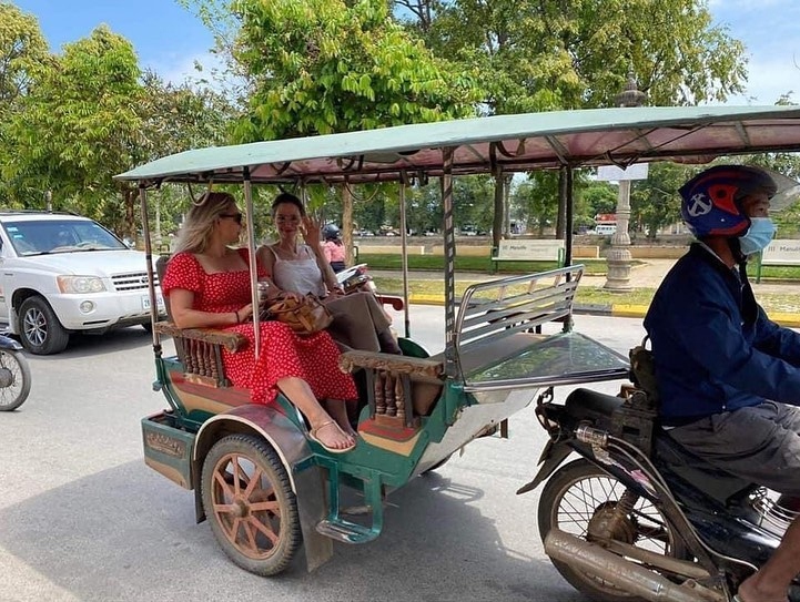 Angelina Jolie đi xe Tuk Tuk, ngồi quán vỉa hè ở Campuchia | VOV.VN