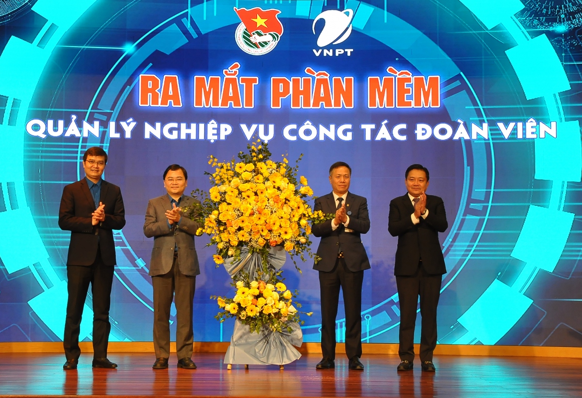 Các đồng chí trong Ban bí thư Trung ương Đoàn và Lãnh đạo Tập đoàn VNPT nhấn nút ra mắt Phần mềm quản lý nghiệp vụ công tác đoàn viên.