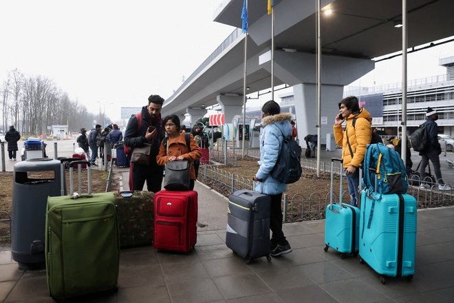 Dòng người chờ đợi ở sân bay Boryspil, Kiev để rời khỏi thành phố sau khi Nga phát động tấn công. Ảnh: Reuters.