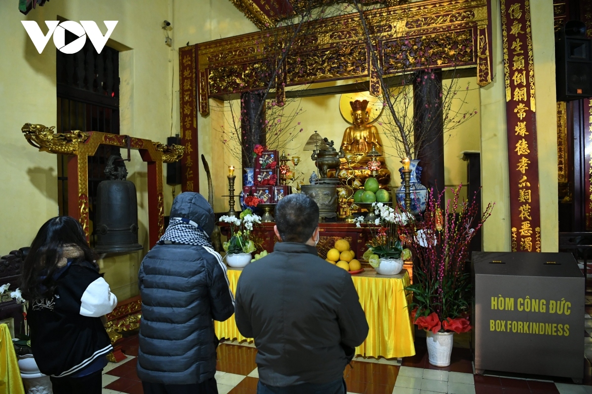 hanoians visit pagodas on lunar new year s eve picture 8