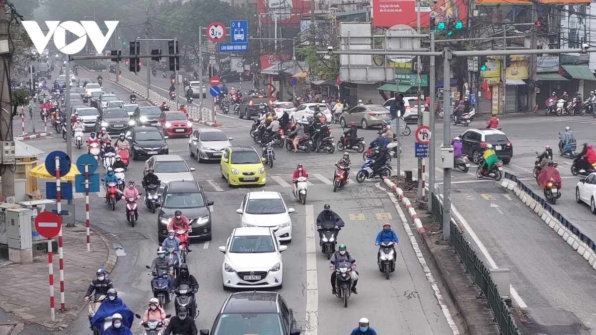 first working day after tet leaves crowded streets throughout hanoi picture 9