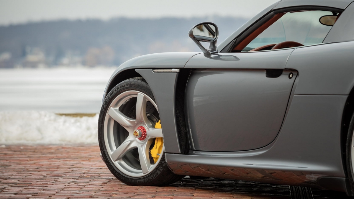 can canh porsche carrera gt chay 18 nam duoc ban dau gia hinh anh 8