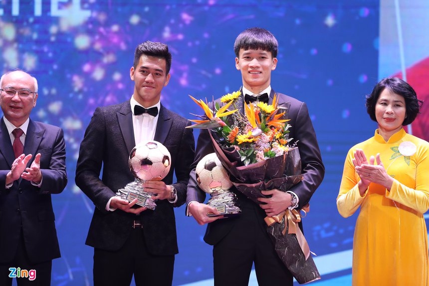 midfielder hoang duc first time receives golden ball awards picture 1