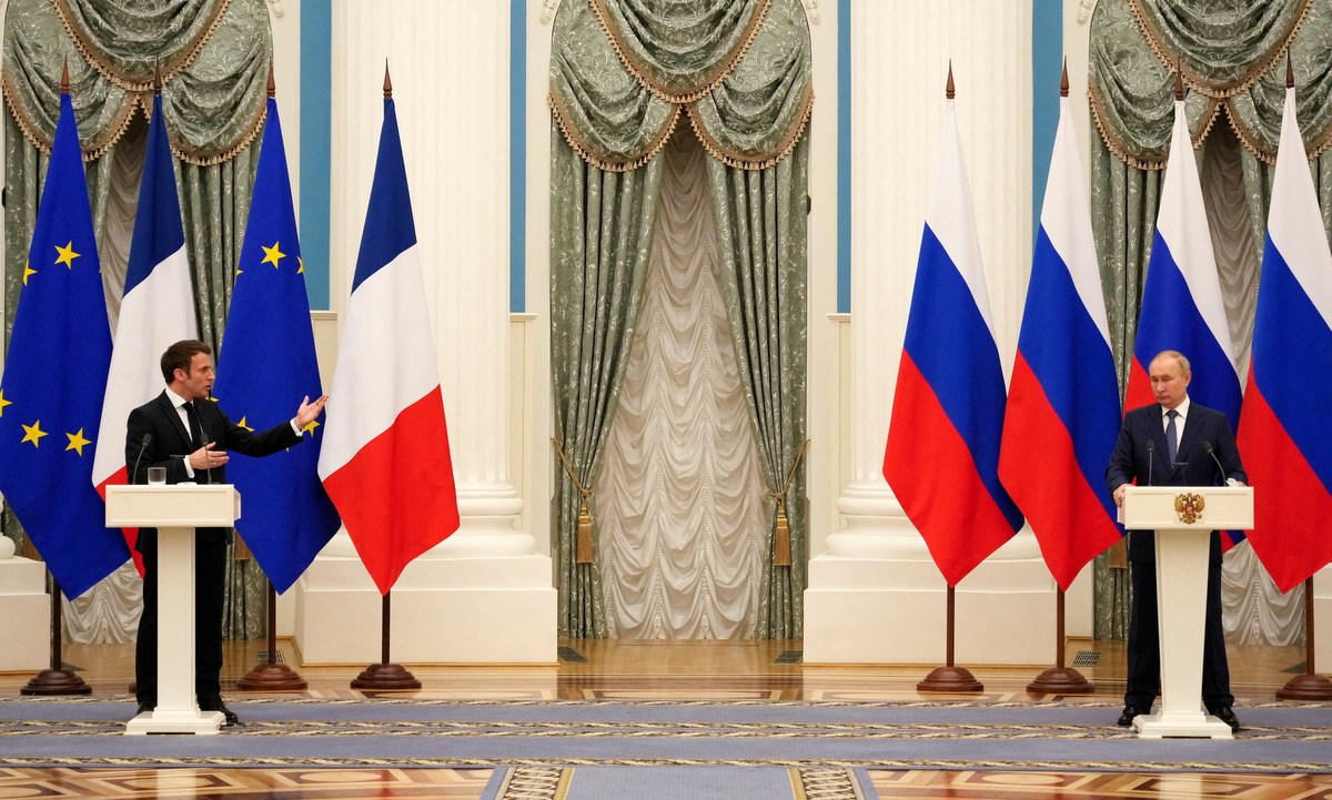 Tổng thống Pháp Emmanuel Macron là nhà lãnh đạo phương Tây đầu tiên gặp Tổng thống Nga Vladimir Putin kể từ khi căng thẳng leo thang hồi cuối năm 2021 vừa qua. Ảnh: Reuters