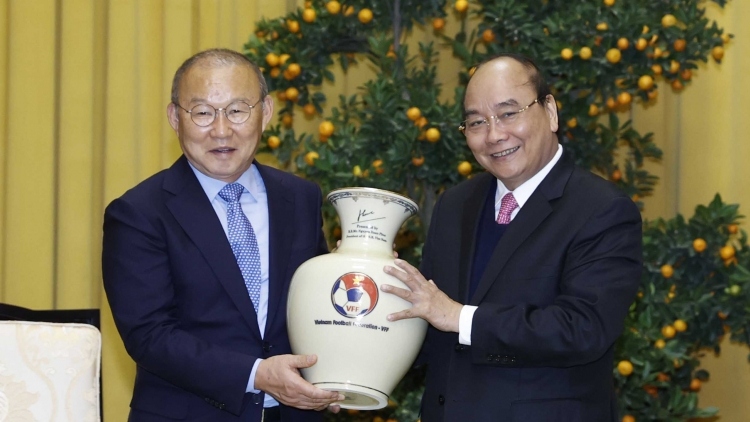 State President Nguyen Xuan Phuc (R) receives chief coach of the national football team Park Hang-seo in Hanoi on February 8. 