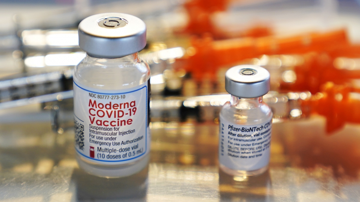 Pfizer và Moderna là hai loại vaccine Covid-19 được sử dụng cho chương trình tiêm mũi tăng cường tại Australia. Ảnh: Stat News