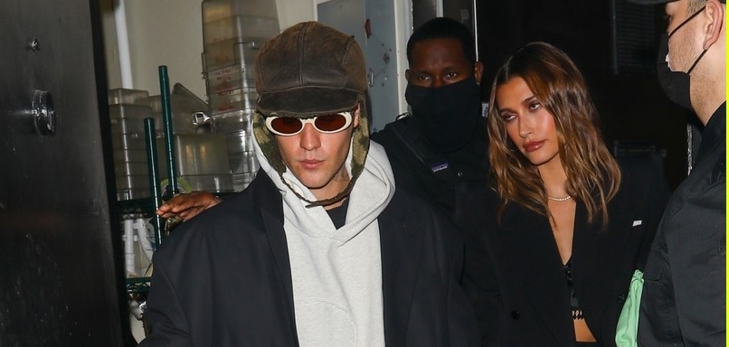 Justin Bieber diện đồ lịch lãm, điển trai đi ăn tối cùng vợ