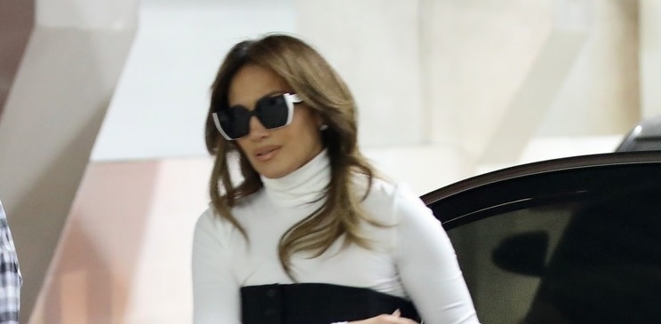 Jennifer Lopez xinh đẹp đi chơi bowling cùng bạn trai và các con riêng