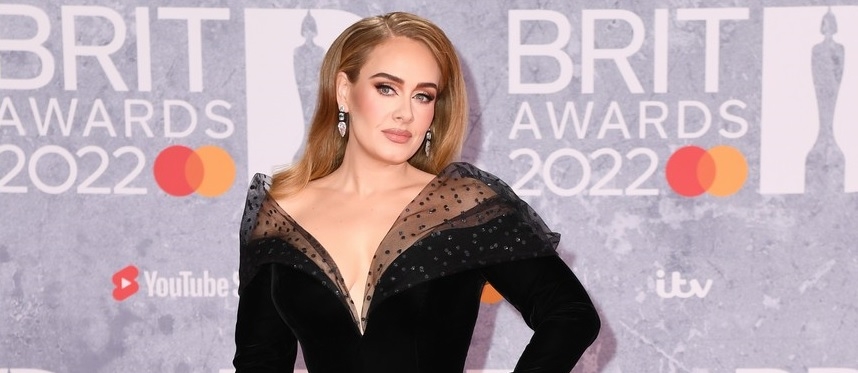 Adele đẹp quyến rũ trên thảm đỏ BRIT Awards 2022 giữa tin đồn đính hôn