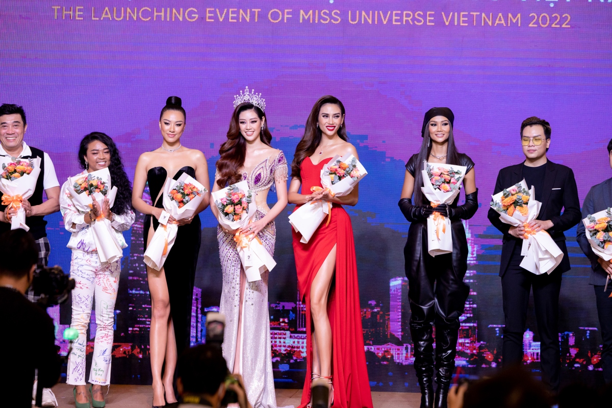 Mới đây, H'Hen Niê xuất hiện trên thảm đỏ buổi họp báo ra khởi động cuộc thi Hoa hậu Hoàn vũ Việt Nam mùa giải mới với tư cách là vị giám khảo quyền lực.