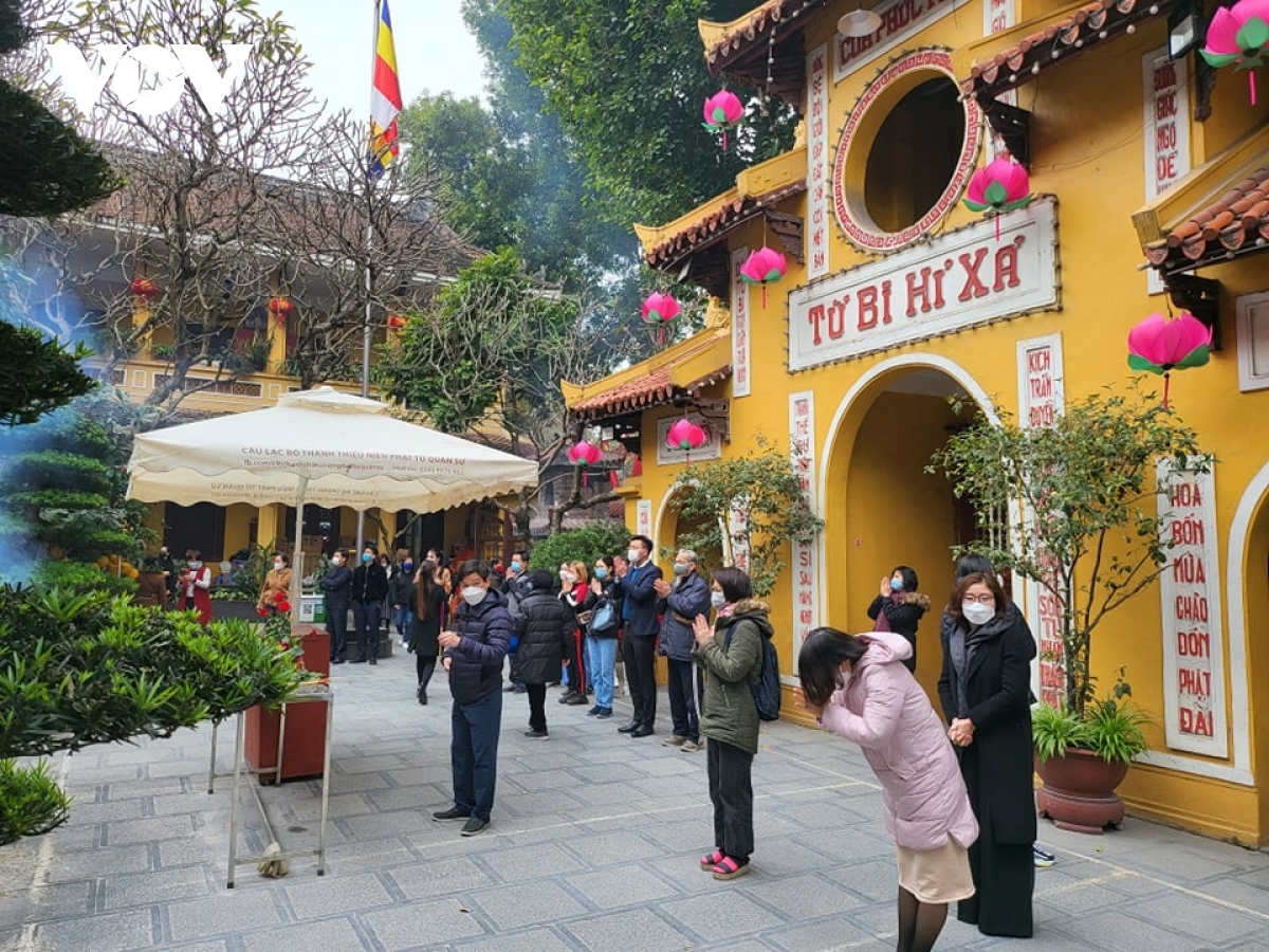 people flock to tay ho temple in first full moon festival picture 11