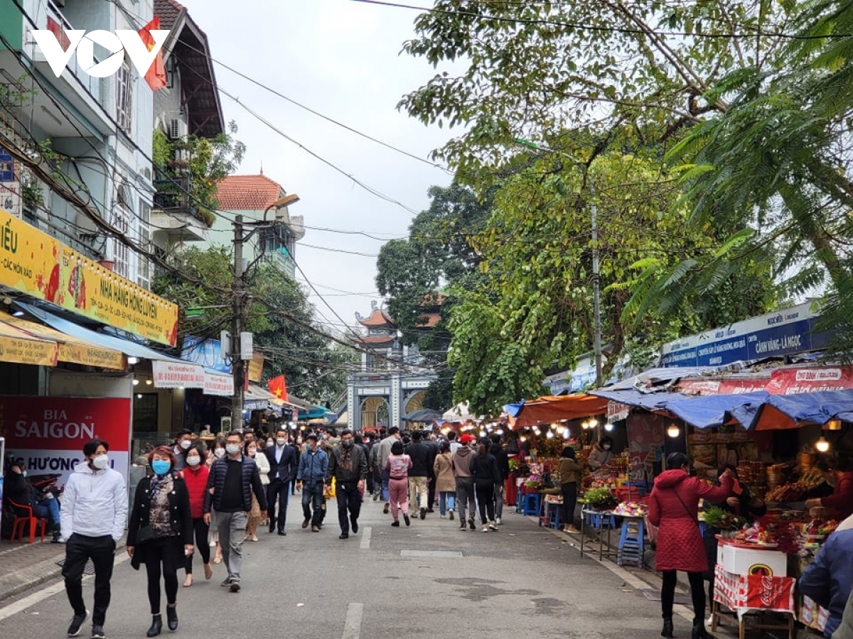 people flock to tay ho temple in first full moon festival picture 1