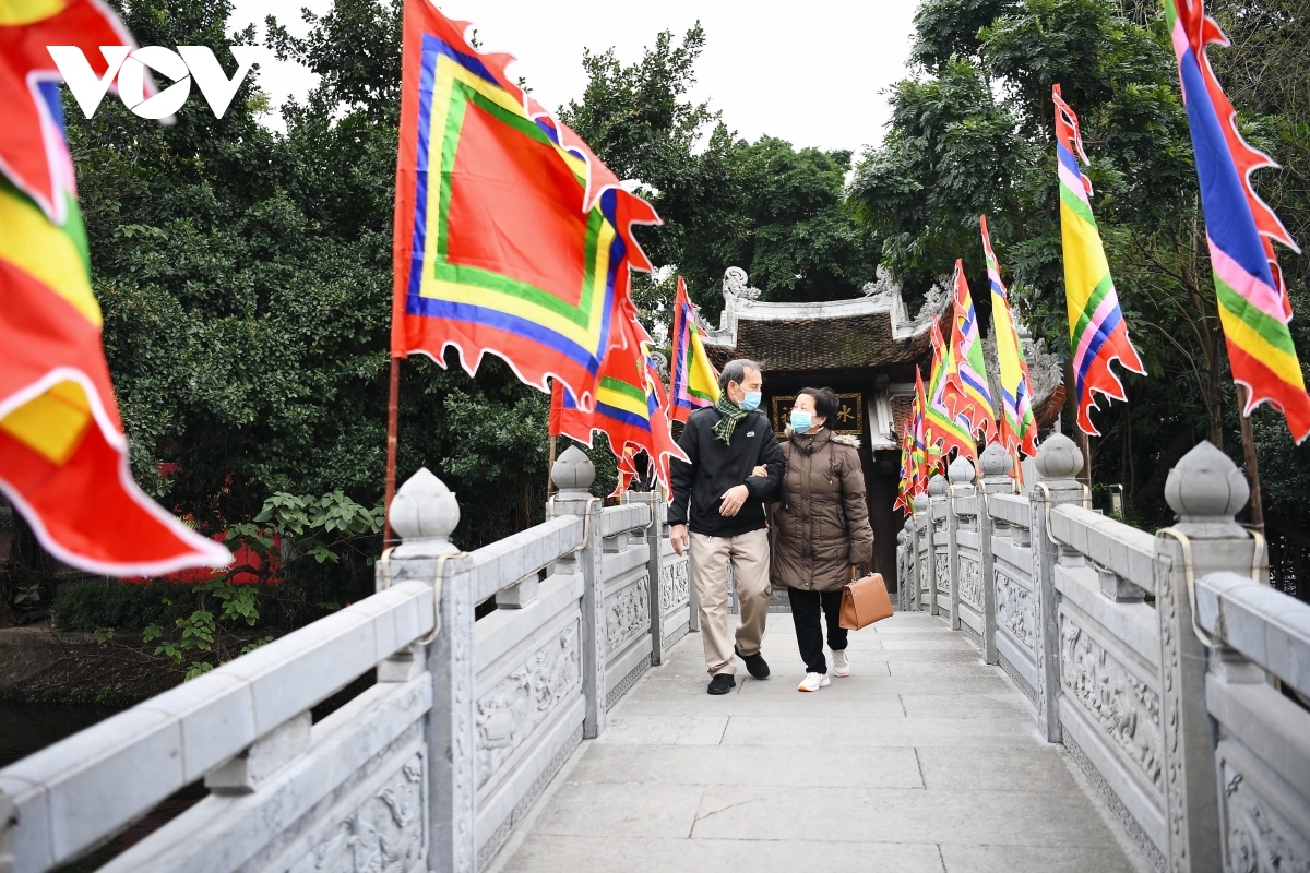 peaceful and tranquil hanoi on first day of lunar new year picture 15