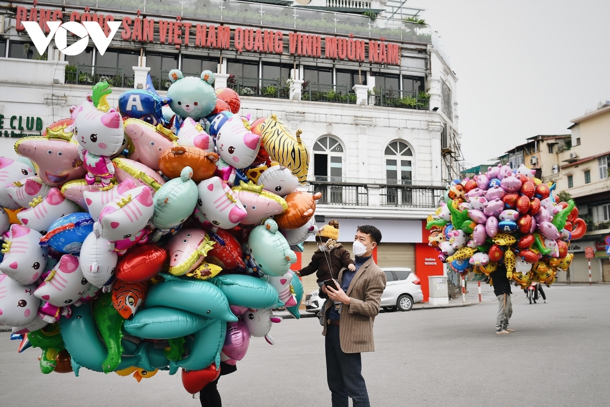 peaceful and tranquil hanoi on first day of lunar new year picture 6